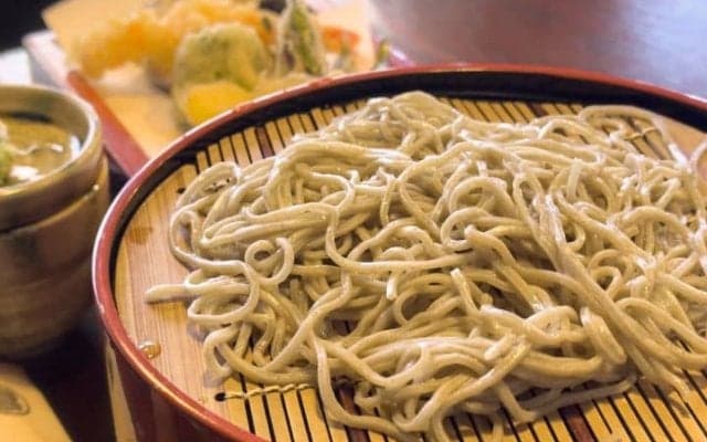 MLB開幕戦で来日した米記者が“日本文化”に興奮！ 皇居まで蕎麦を食す姿が話題に「つゆに浸すのが通だよ」