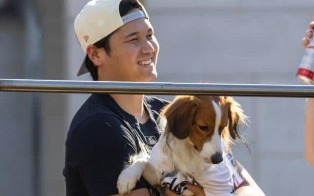 まさかのデコピン登場に「えっ！？」ファン“騒然”　情報錯綜で「一緒なのですね」「お留守番かと思ってました」