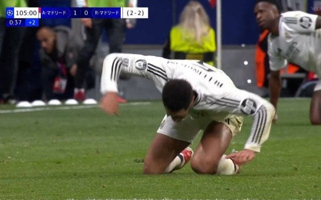 サボるなよ！！守備しないヴィニシウスにブチギレ！「舐めたプレーにキレていい」「めっちゃ怒ってたな」ベリンガムが魂のロケットスライディング→地面を叩いて激怒した瞬間