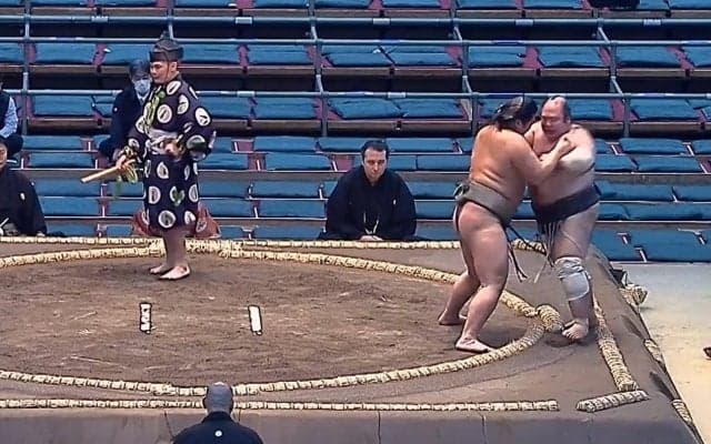 「これはダメなやつ」予期せぬ一撃で敗れた力士がフラフラ 土俵際のアクシデントに「足が出たこと気づかなかった」フォローの声も