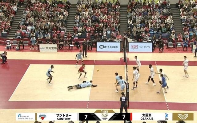 218cmでその身のこなし！？ 男子バレーで衝撃の“地面スレスレ”超低空レシーブが炸裂…エースのアクロバティック技にアリーナ熱狂