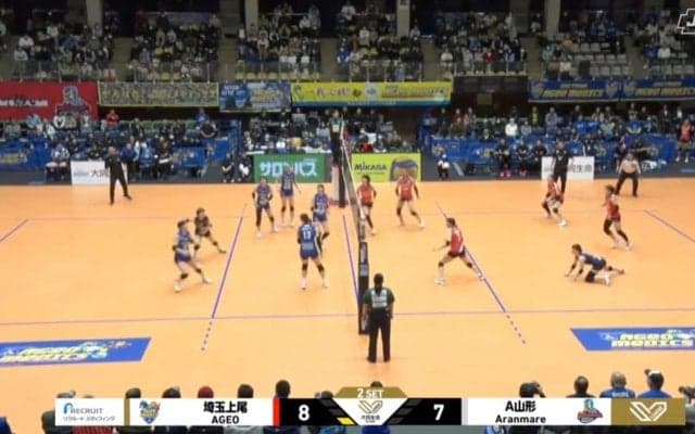 女子バレーでミラクルショット！ 強烈クロス→リベロのレシーブがそのまま…“超反応”プレーにアリーナ騒然