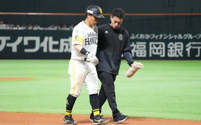 鷹また故障者か…海野が足を引きずり途中交代　三塁まで進むも急ブレーキ、右足抑えて苦悶