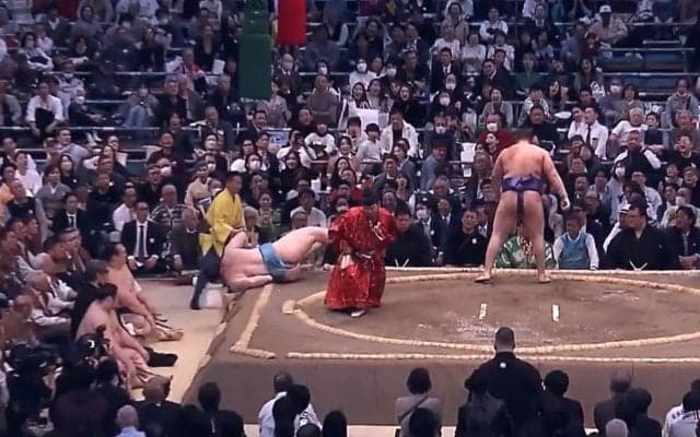 「容赦ないw」「髪乱れてもイケメン」注目のウクライナ対決、衝撃結末に館内騒然