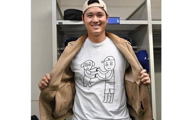 大谷翔平、マエケン画伯シャツ着用「サインください」　笑劇の“デコピン始球式”