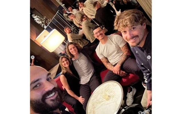 ド軍が豪華なパーティ開催　イケメン右腕が美女とニッコリ、107億円豪腕は大量“自撮り”