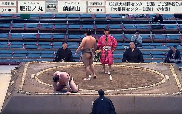 「どうした？」力士が座り込む“異変”に館内ざわめき 張り手合戦を制するも立ち上がれず…しばし四つん這い