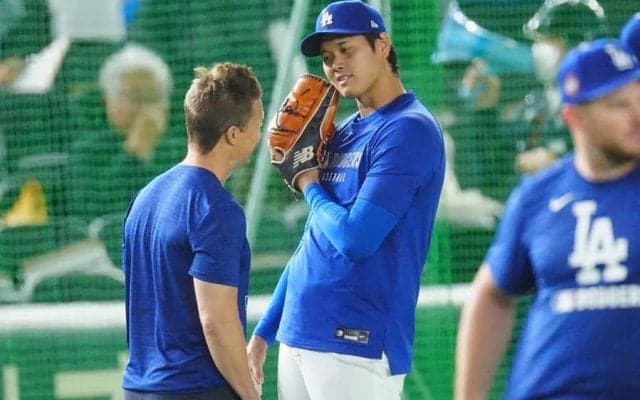 大谷翔平、山本由伸と並んでキャッチボール　東京D歓声…ファンにボールをあげる“神対応”も