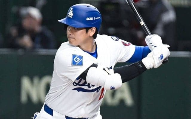 大谷翔平の第3打席は二ゴロ　3回には本塁打、一斉にカメラを向け…東京ドームが熱狂