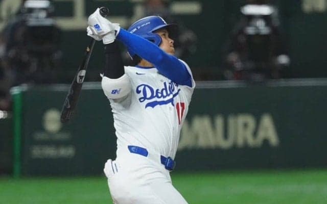大谷翔平、衝撃の特大弾　第2打席で戸郷を粉砕、東京ドーム大歓声…テオから“ひまわりシャワー”