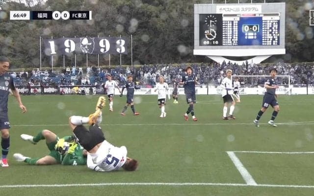 「長友それはあぶねーぞ」「カード出せよ！」日本代表DF長友佑都、GKの顔面に太もも直撃の危険な接触→一回転大転倒でファン騒然「後ろから押されてる！」「これはよけきれない」