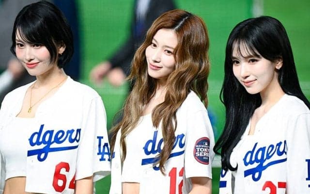 ド軍内野手が“日本人美女3人”と自撮り　試合前に場内大歓声…観客も釘付け