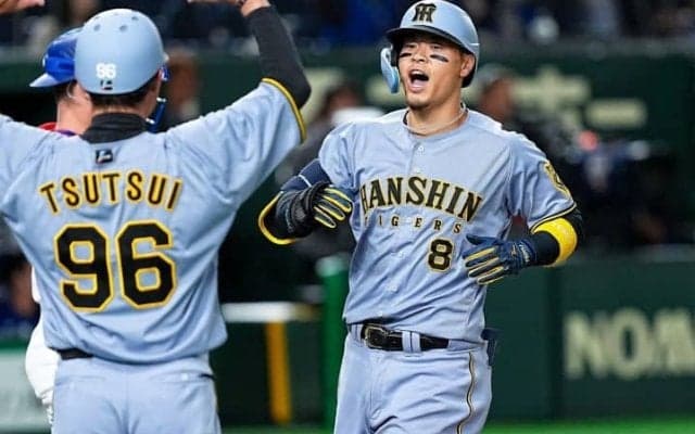 出た、サイ・ヤング賞左腕の粉砕弾！ ド軍スネルの快速球を仕留めた佐藤輝明の一発に虎党も狂喜乱舞「世界一の投手を攻略した」