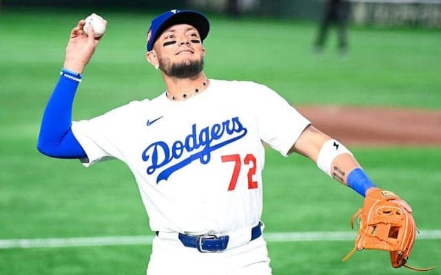 強面ロハスが思わず照れた瞬間…日本人美女3人と“急接近”「世界一幸運な男」