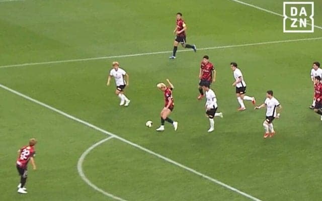 衝撃の天才技！ 鈴木優磨、“ノールック超絶ヒールパス”で浦和翻弄「みんな騙された」「なんだ今の…」「なぜあそこで大外が見えるんだ」背中向きで劇的同点弾を演出