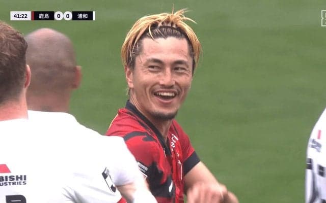 騒然！ 鈴木優磨の“おねんねポーズ”煽りが物議「多少は盛り上がるから良い」「リスペクトがない挑発」“握手拒否”の浦和MFと一触即発の舌戦→主審が仲裁に動いた一部始終