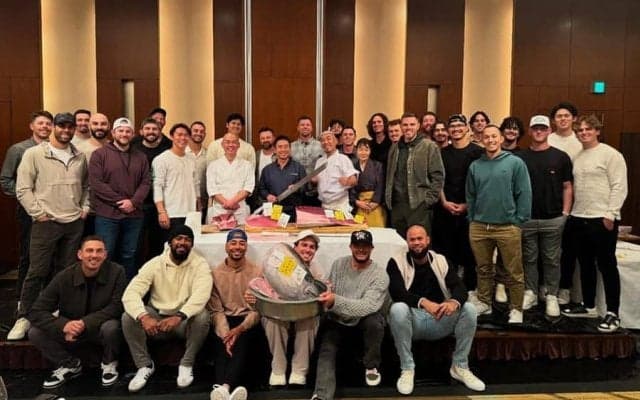 大谷翔平、ド軍ナインと食事会　SNS更新…阪神戦後にマグロを楽しむ、解体ショーも