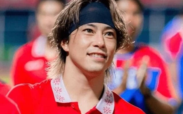 ｢ガクくんそっくり！｣『仮面ライダー鎧武/ガイム』佐野岳の双子イケメン弟・プロサッカー佐野渓、美人妻とキスも…熱々ウェディングフォト公開