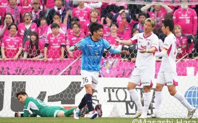 新戦力2人を｢2シャドー｣抜擢、大型FWが｢元日本代表DF｣相手に圧巻プレー、「ここまで1得点｣横浜FCが2ゴール快勝