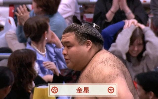 「防災グッズになる厚み」新横綱撃破の金星・高安、1本7万円の懸賞金“ガッポリ”な姿に騒然「これは夢あるw」「えらいことになってる」