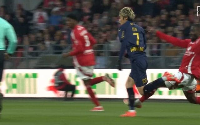 やりすぎだろ！伊東純也、悪質スライディング受けて転倒悶絶！「これは擁護できないタックル」「代表前に怪我させないで」イナズマ突破でレッドカード誘発も負傷に懸念の声