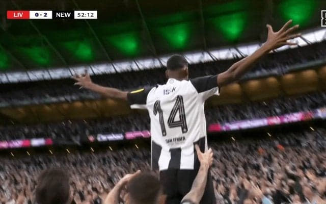 リヴァプール翻弄！“超絶ボレー弾”のニューカッスルFWに称賛続々「振りが速い」「イサクはハーランド級のモンスターに」“70年ぶりの優勝”値千金の一撃に現地ファンも感涙