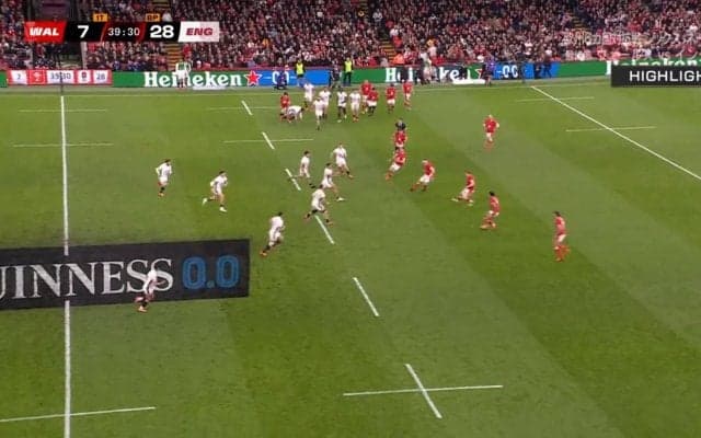 ラグビーなのにヘディング！？放送席も「意図的ですか？」と驚くほど絶妙なパスに変化