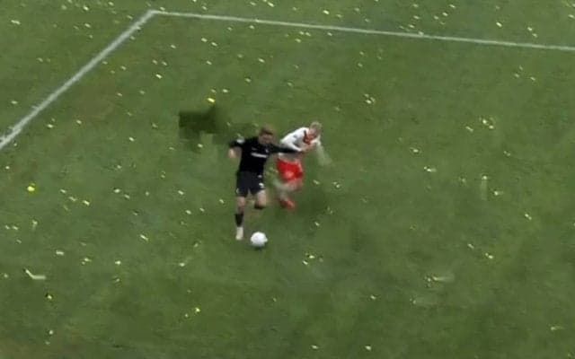 「強い！速い！」堂安律の“ゴリゴリ突破”に解説者も驚愕！「食い込む力がえぐい」「びっくりしたわ」敵を引きずるデュエル王ぶりを存分に発揮した瞬間