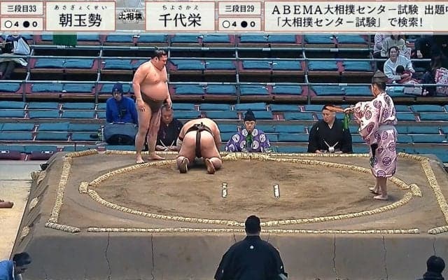 「ダメ押しの二-ドロップ」「膝落とすなw」力士に予期せぬアクシデント 勢いあまって館内騒然