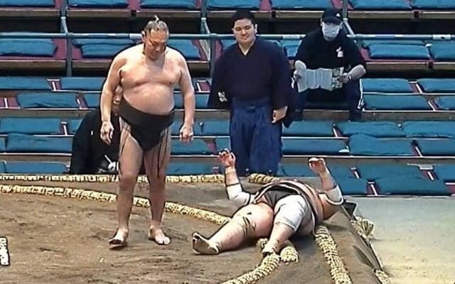 「ぐわっ！」47歳力士、衝撃の投げ技 叩きつけられた力士が…仰向けでフリーズ「まさかの投げ技」「固まってる」