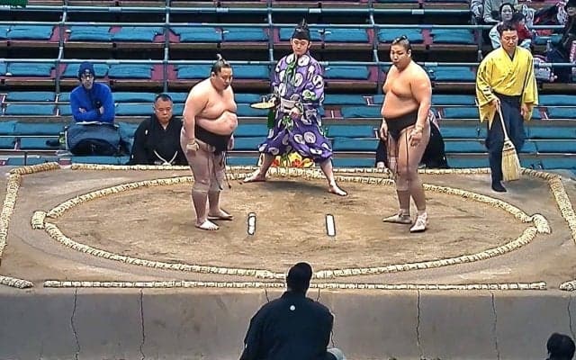 「手をつけ！」親方が“激おこ” 「は、はい…」立ち合い不成立 力士の“しょんぼり”背中が印象的