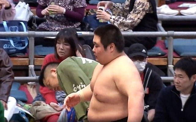 「バケモンだろw」“高卒”新人力士に衝撃 “白鵬2世”195センチの巨体をぶん投げて連勝街道まっしぐら