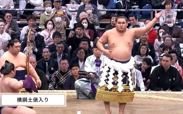 「つまみ出せ」「自分に酔ってるだけ」横綱土俵入り、ファンの“異様”な振る舞いに批判殺到「空気読めんのかな」困惑の声も