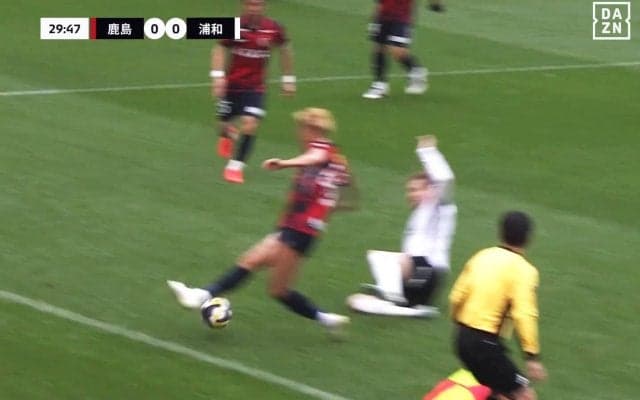 「日本代表に呼ぶべき」鈴木優磨の“魔法のフリック”に絶賛の嵐！「うますぎ」「なにそのオシャレプレー」「一人だけ次元が違う」浦和翻弄でファン驚愕