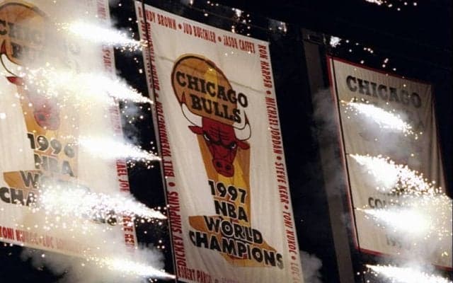 まさかのアクシデント…ブルズ3連覇の優勝バナーが音楽ライブで損傷、本拠地から撤去