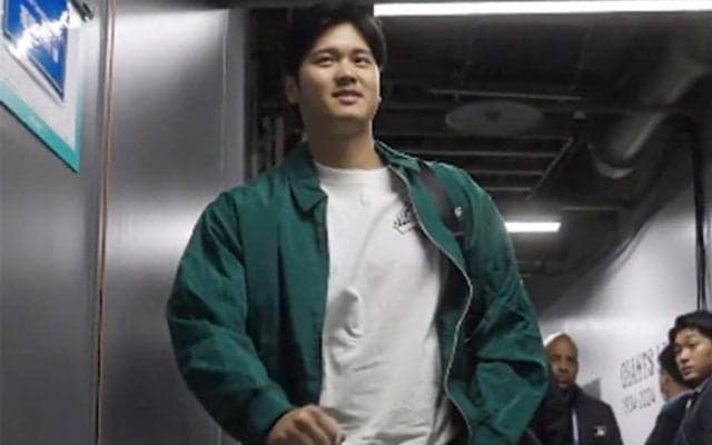 大谷翔平、緑のジャケットで球場入り　引き締まる表情…“日本選手初”なるか