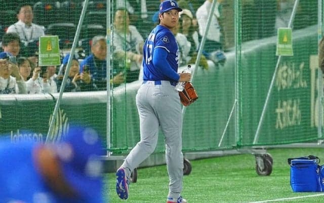 大谷翔平、練習登場に大歓声　キャッチボールにフラッシュの嵐＆大物芸能人も熱視線