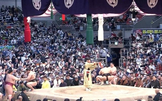 「まじか」「本物だ！」“M-1チャンピオン“が大阪場所の客席に……「相撲好き過ぎるだろ」驚きの声