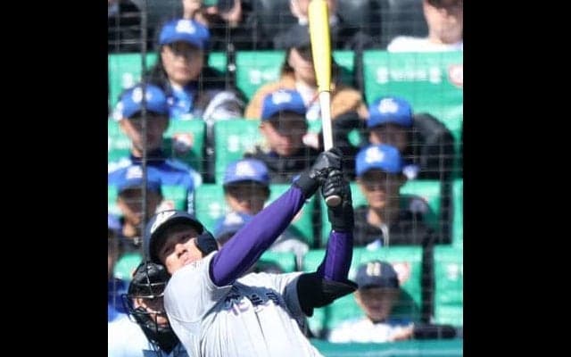 大谷翔平もつけた「17」　花巻東・4番、木製バットで快音　センバツ
