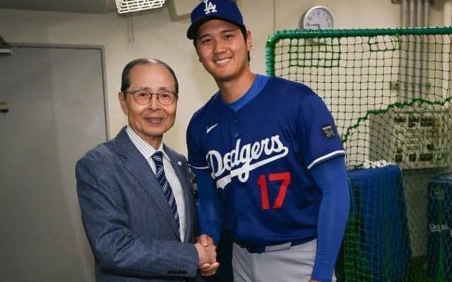 大谷翔平、王貞治会長と笑顔で握手の2ショット　長嶋茂雄氏に続き…SNS更新