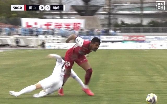 「恐怖映像…」岡山FWルカオの“重戦車ドリブル”にSNS震撼！「想像の４倍強い」「バケモノすぎて笑えてくる」日本代表級DFを連続で吹っ飛ばし川崎ファンも戦慄