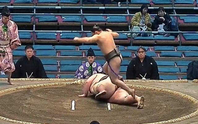 「背後から奇襲すぎるだろ」“150キロ差”対決で衝撃決着 小兵の妙案に「それしか無理w」「最適解」ファン納得