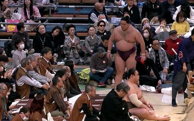 大相撲中継にまさかの“超大物”2ショット「並んで降臨」ネット騒然 「貴重すぎる」ファン驚きと興奮