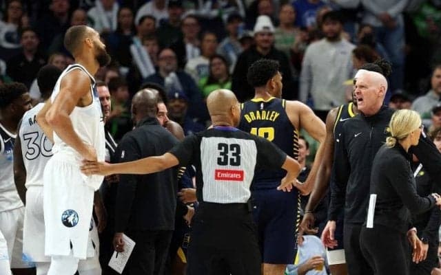 ゴベアとネムハードが乱闘騒ぎを起こし退場処分…延長戦に敗れたウルブズは連勝が「8」でストップ