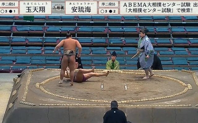 土俵上で目を疑う光景… 力士が背中で“くるくる”回転 まるでブレイキンな珍しい展開に驚きの声