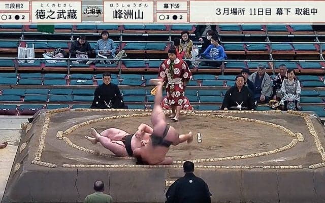 宇良よりスゴイ受け身が出た…？ 191センチ長身力士が“縦回転”で土俵下に着地 驚異の身体能力に砂かぶりのファンもびっくり