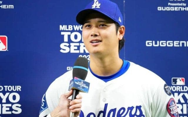 「手を伸ばしてボールに触れている」右翼手は“ファンの妨害”を合図　カブス地元メディアが「本塁打判定」に疑問