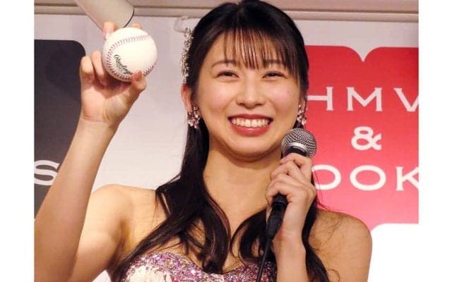 “国民的美女”がメジャー大物と交流「すご！」　東京Dでカブス仕様披露、ニッコリ報告