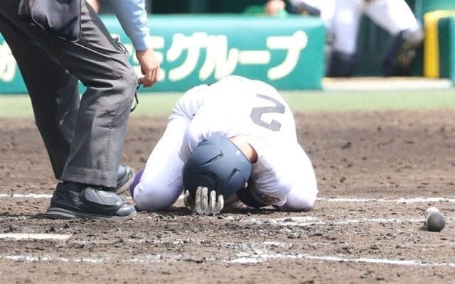 天理・石井が頭部に死球…倒れ込み担架で運ばれ交代　衝撃アクシデントに甲子園騒然