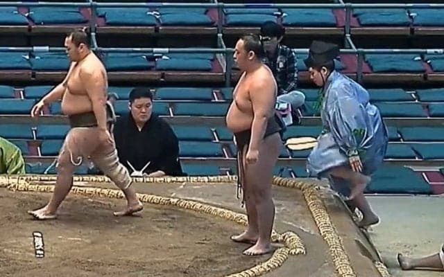 行司が落っこちた！ 土俵際のハプニングに館内どよめき 「これは珍しいw」「あらら大丈夫か」